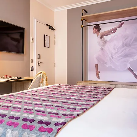 Nude - Color Vision Parijs
