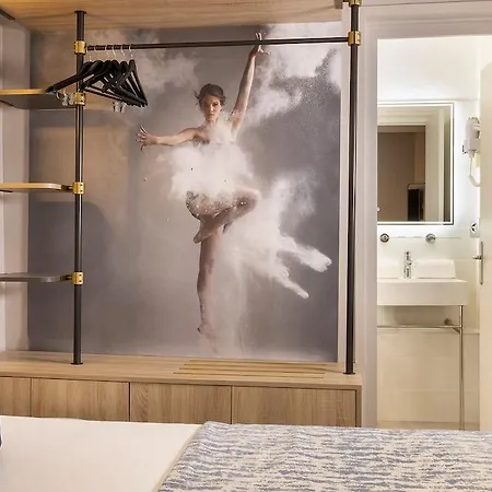 Hotel Nude - Color Vision Paryż