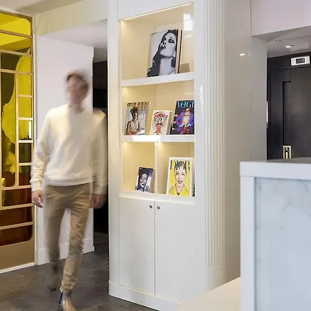 Nude - Color Vision Hotel Parijs