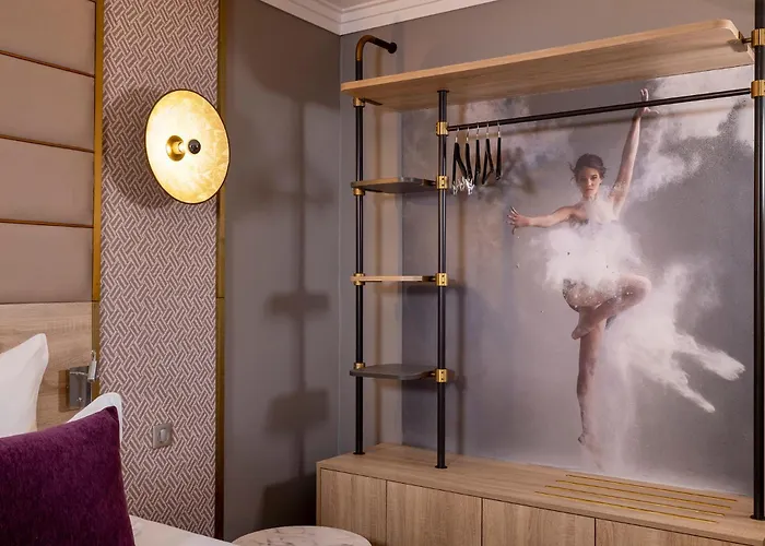 Hotel Nude