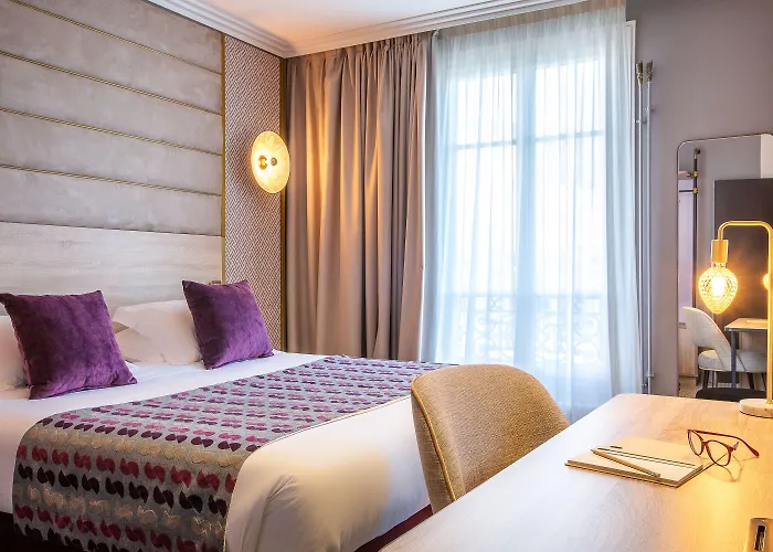 Nude - Color Vision Hotel